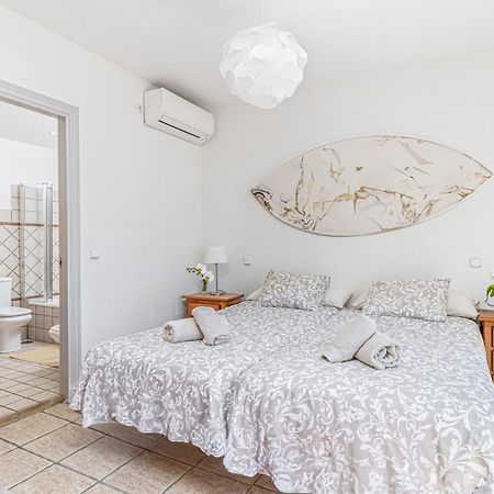 Spacious Beachfront Town House In Estepona With Fully Equipped Kitchen, Pools, Garden, Sea View ภายนอก รูปภาพ