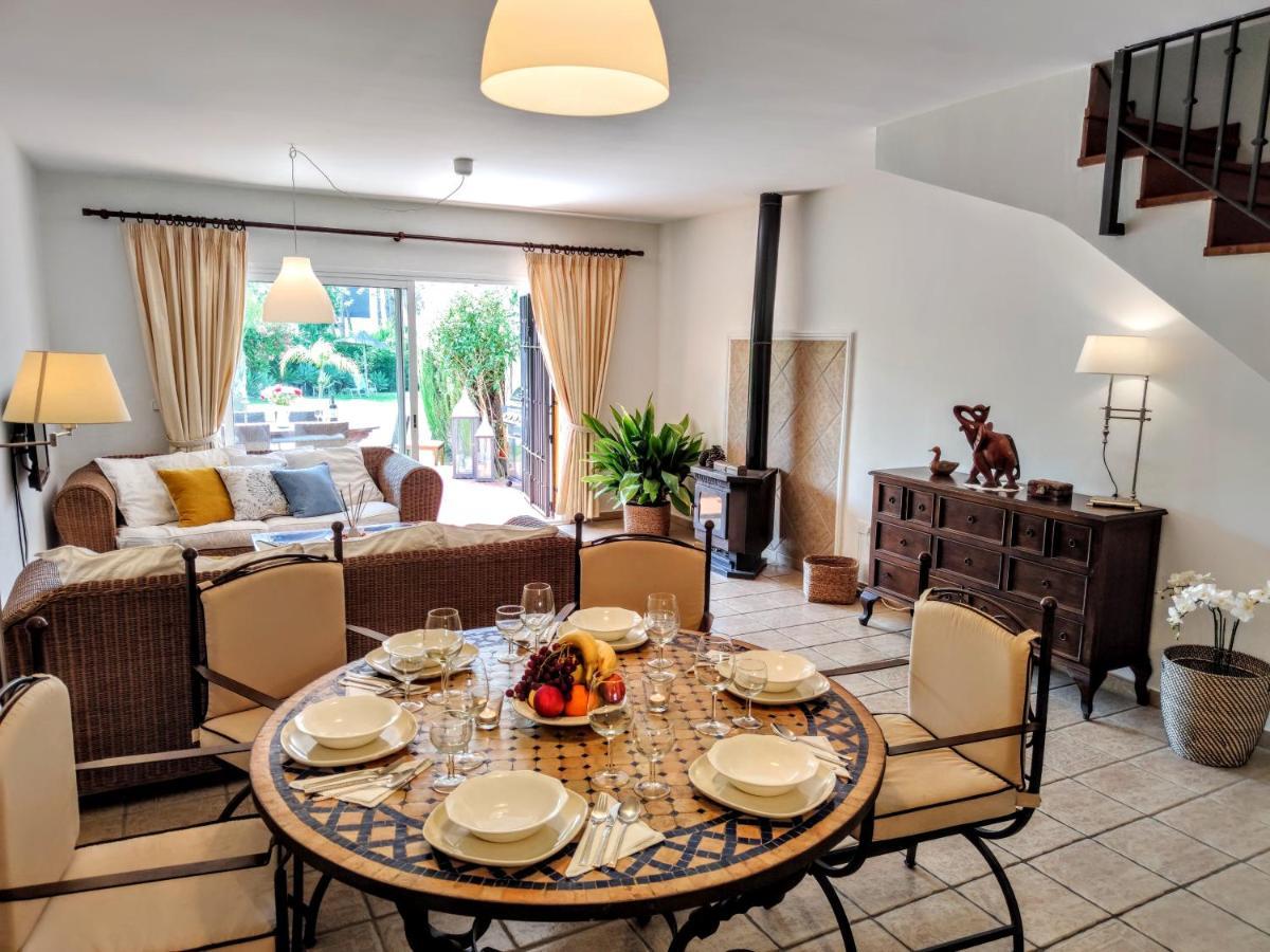 Spacious Beachfront Town House In Estepona With Fully Equipped Kitchen, Pools, Garden, Sea View ภายนอก รูปภาพ