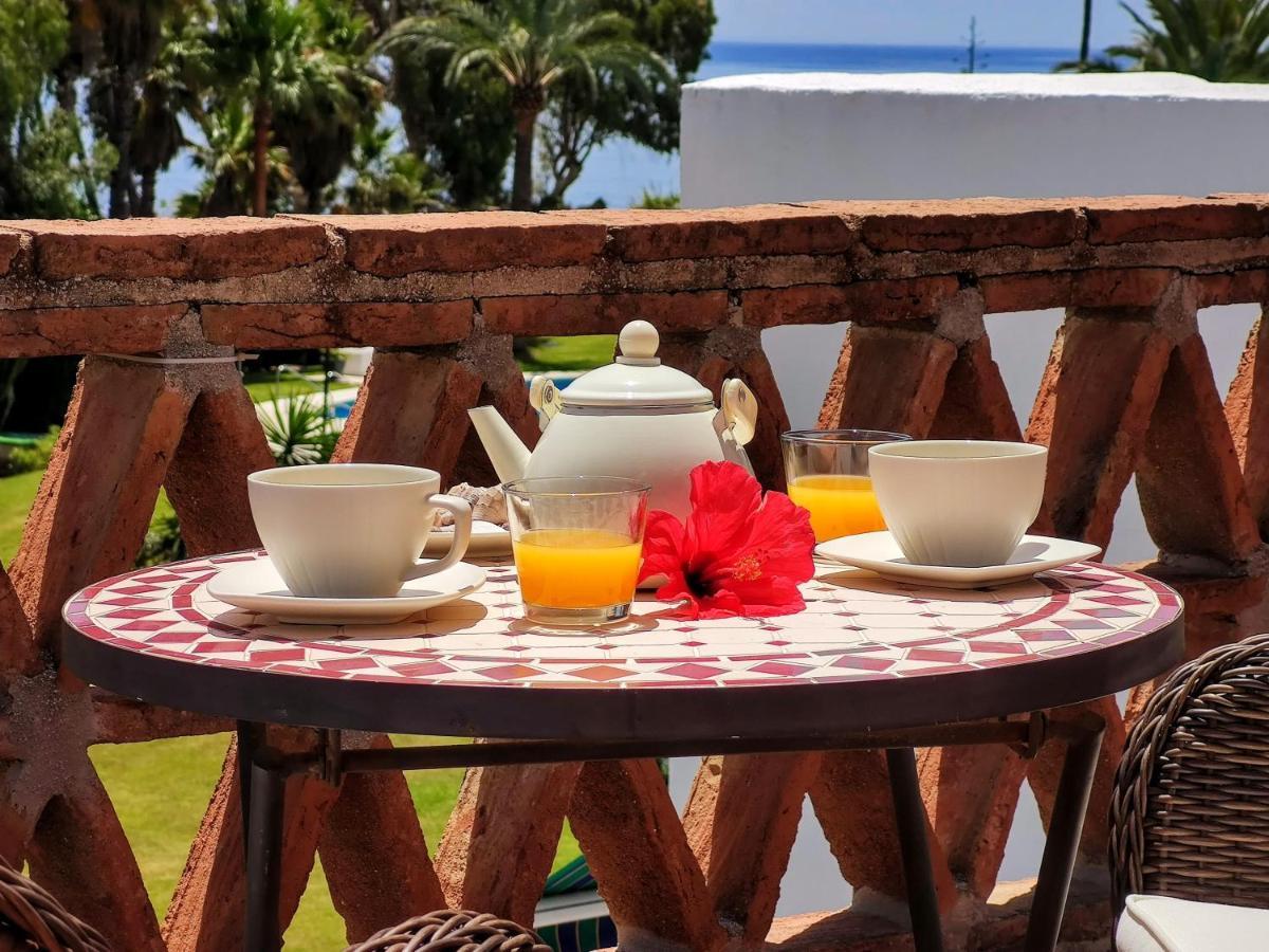 Spacious Beachfront Town House In Estepona With Fully Equipped Kitchen, Pools, Garden, Sea View ภายนอก รูปภาพ
