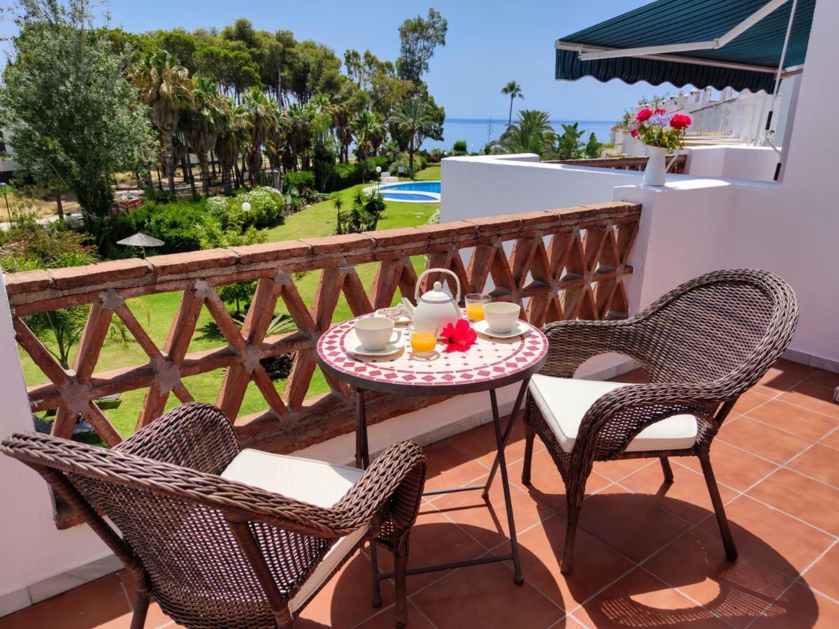 Spacious Beachfront Town House In Estepona With Fully Equipped Kitchen, Pools, Garden, Sea View ภายนอก รูปภาพ