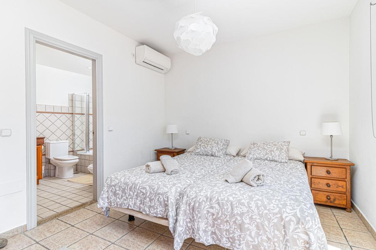 Spacious Beachfront Town House In Estepona With Fully Equipped Kitchen, Pools, Garden, Sea View ภายนอก รูปภาพ