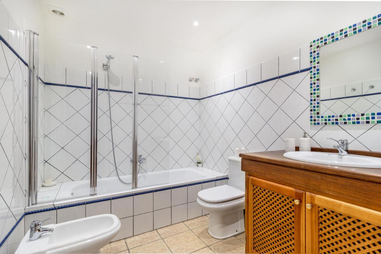 Spacious Beachfront Town House In Estepona With Fully Equipped Kitchen, Pools, Garden, Sea View ภายนอก รูปภาพ