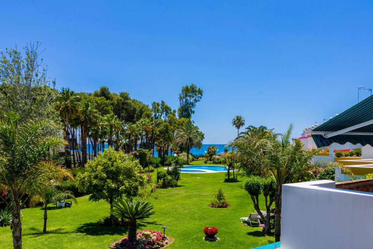 Spacious Beachfront Town House In Estepona With Fully Equipped Kitchen, Pools, Garden, Sea View ภายนอก รูปภาพ