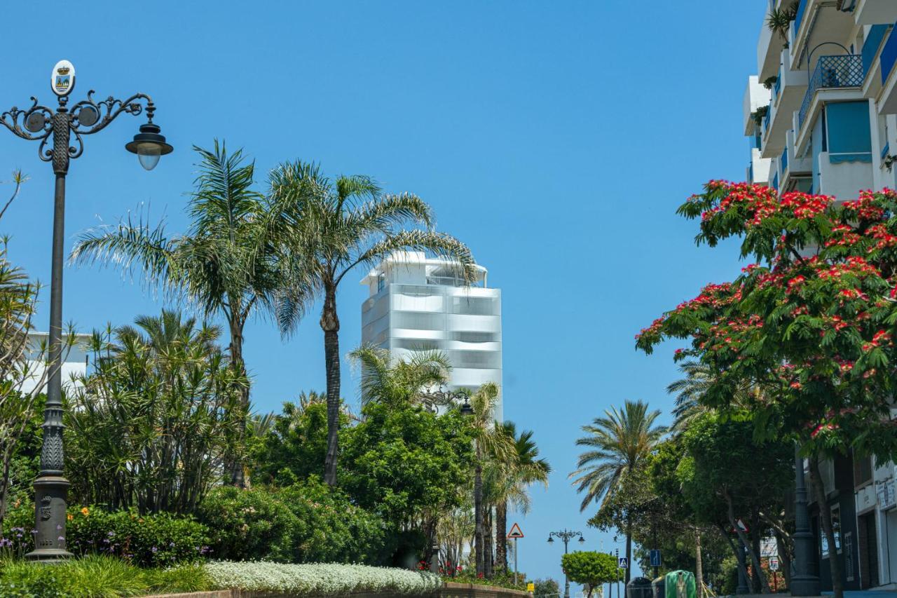 Spacious Beachfront Town House In Estepona With Fully Equipped Kitchen, Pools, Garden, Sea View ภายนอก รูปภาพ